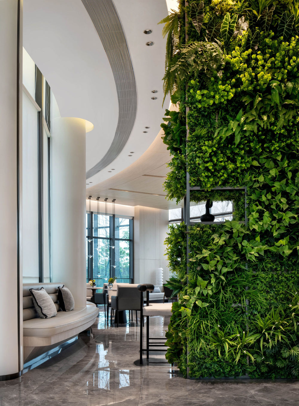 Instalación de muro verde comercial en el vestíbulo de un hotel