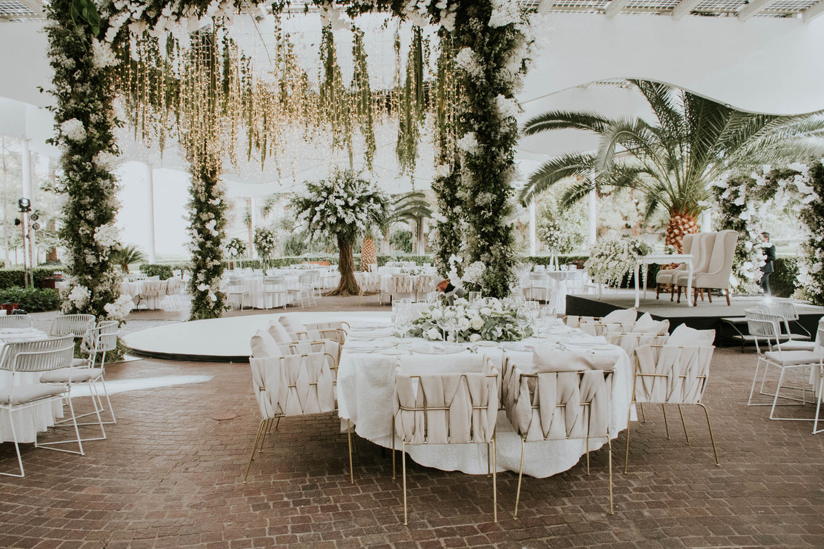 Elegante recepción de boda con árboles y vegetación artificiales