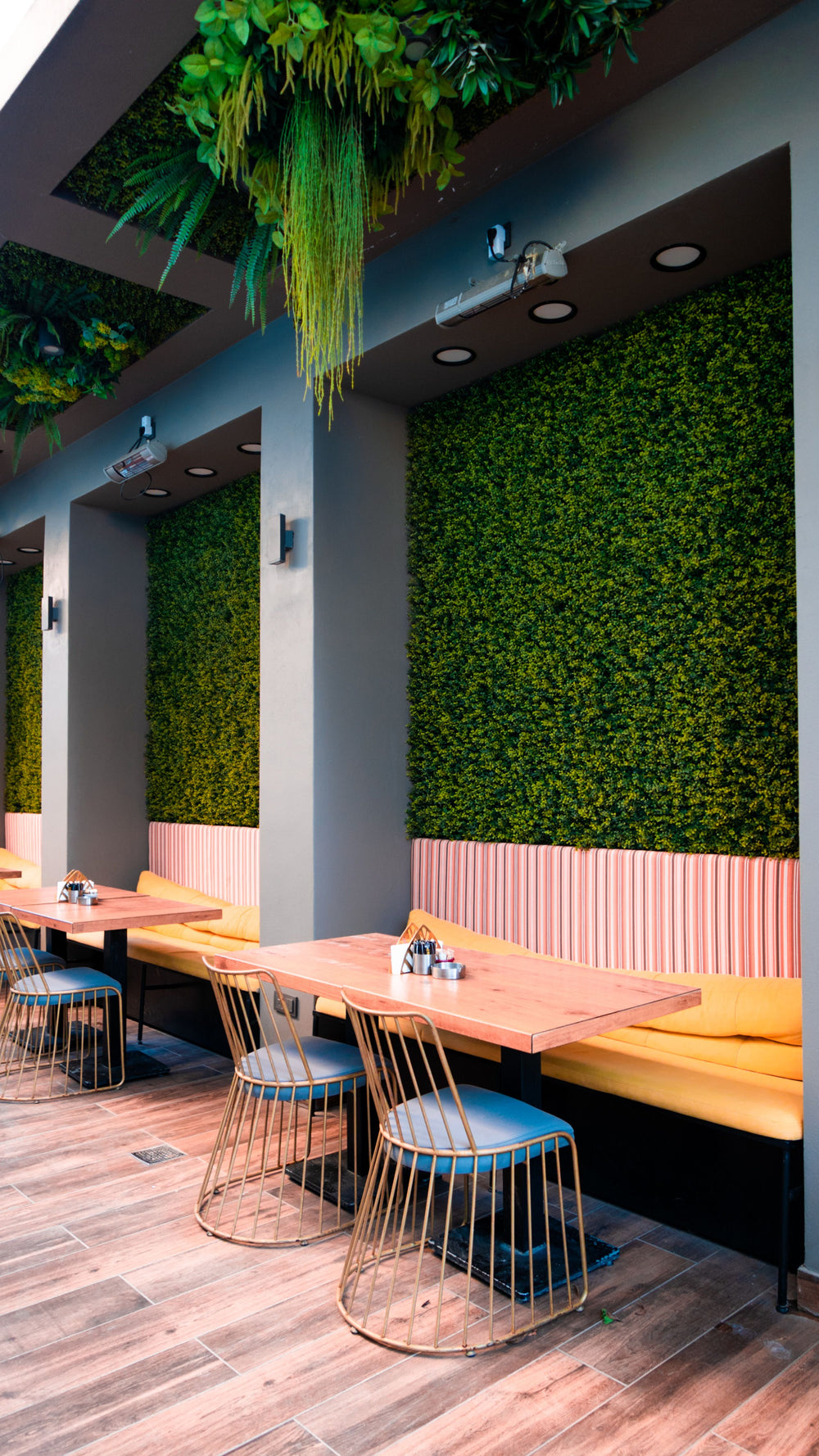 Muro verde para restaurante con follaje artificial