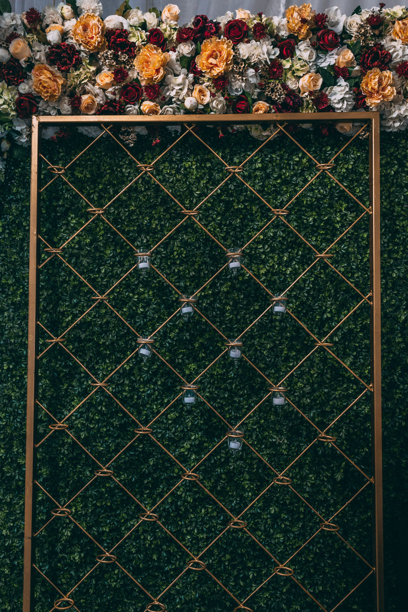 Muro de follaje artificial con flores y glicinas