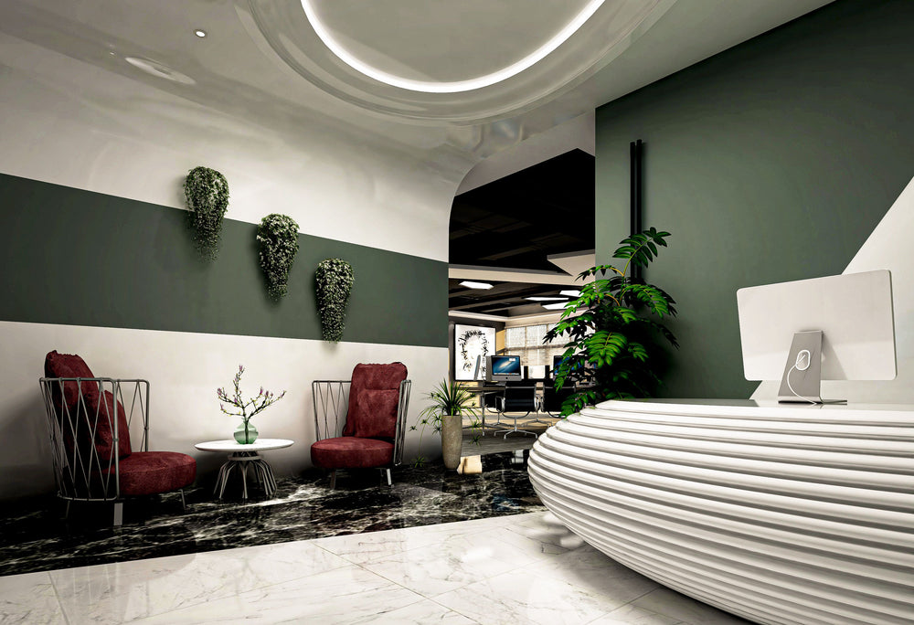 Área de recepción con una pared verde artificial