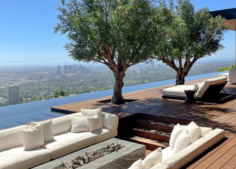 Terraza junto a la piscina decorada con olivos
